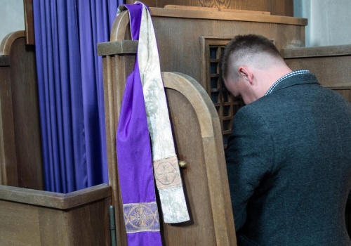 O co może zapytać ksiądz w konfesjonale? Te pytania szokują niektórych wiernych