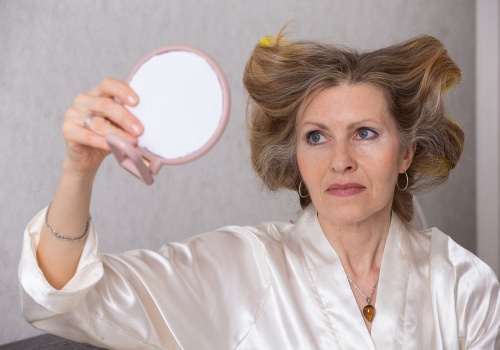 Jedna fryzura po 50. roku życia potrafi optycznie otworzyć twarz. Nie trzeba skracać długości