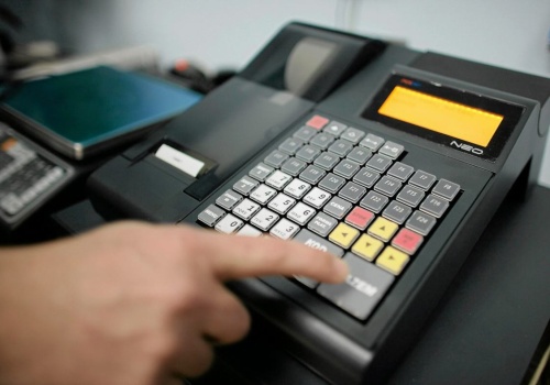 Większość z nas robi to po zakupach automatycznie. Skarbówka: lepiej zmienić ten nawyk