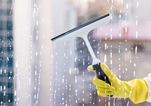 Jedna tabletka i kropla gliceryny. Okna będą lśniły tygodniami, bez smug