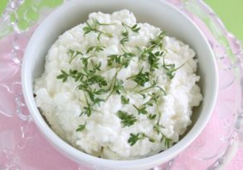 Dorzucam do twarożku i mieszam. Smakuje lepiej niż oklepany szczypiorek