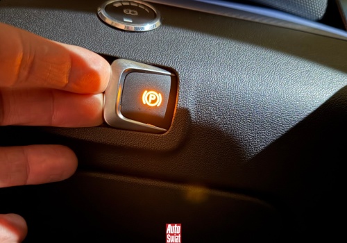 Parkujesz tylko na ręcznym? To błąd, który potrafi nawet spowodować zagrożenie. Jak parkować?