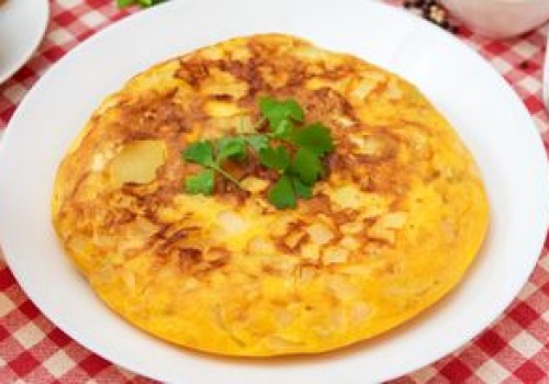Omlet robię po hiszpańsku. Po takim śniadaniu nikt nie myśli o przekąskach