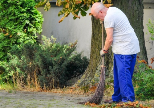 Mają 85 lat i pracują na śmieciówkach. GUS pokazał nowe dane