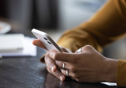 Bateria w smartfonie wytrzymuje coraz krócej? Eksperci zdradzają powód