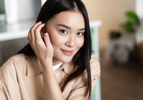 Promienna, napięta skóra, która potrzebuje niewiele makijażu? Tak to robią Azjatki