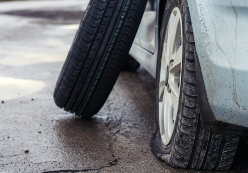 Wjechałem w dziurę i zniszczyłem oponę. Sąd nie ma wątpliwości