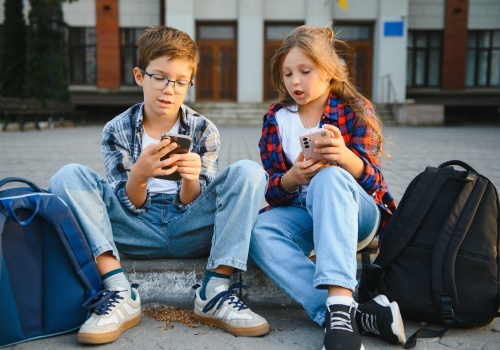 Kupiła córce telefon, ale po kryjomu ją sprawdza. 