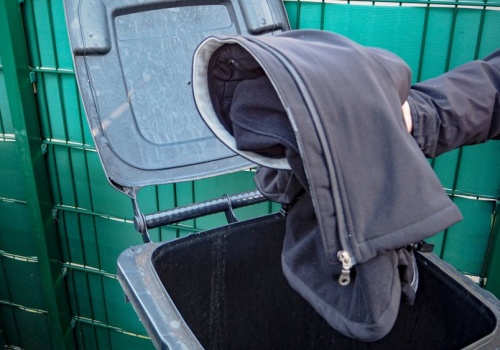 Nie wyrzucaj starych ubrań do zwykłego kosza. Błąd kosztuje nawet 5000 zł