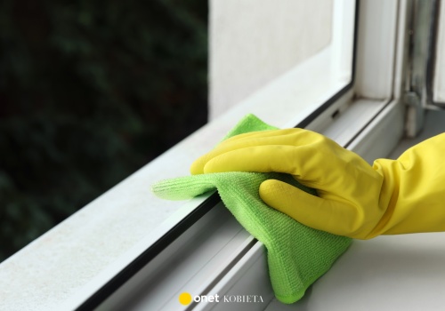Tak pozbędziesz się pożółkłych ram okiennych. Wystarczą dwa psiknięcia