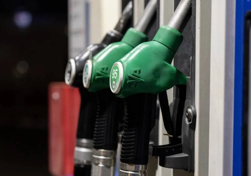 Ceny paliw szybują. Polski rząd się przygląda, inne kraje już podjęły konkretne działania