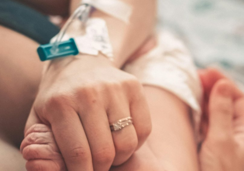 Tak zachowuje się ciało kobiety po porodzie. Drżenie na początku przeraża