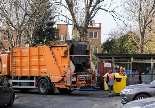 Stawiasz przy śmietniku, a śmieciarka je mija? Tych odpadów nie zabiorą