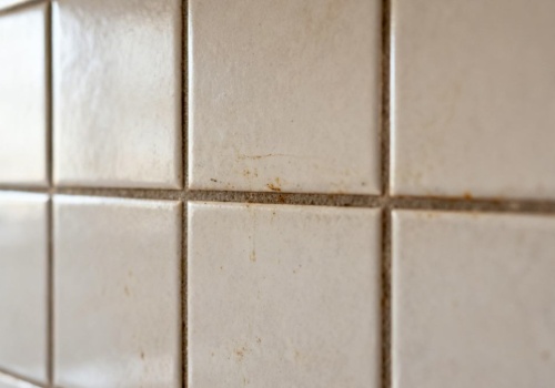 Płytki odchodzą do lamusa. Istnieją lepsze rozwiązania. Te ściany w kuchni robią dziś furorę