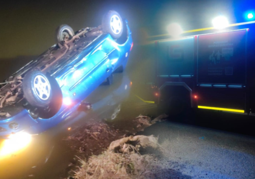 Chwile grozy nad stawem. Auto wpadło do wody, w środku cztery osoby