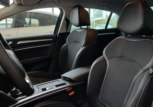 Z prostym silnikiem, automatem i niezbędnym wyposażeniem za 99 900 zł. Bagażnik 513 l spokojnie wystarczy dla rodziny