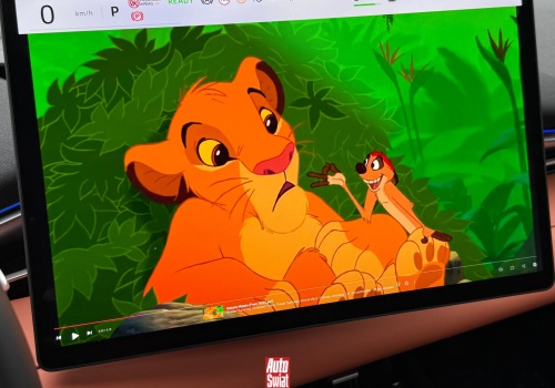 Nie bierz do ręki telefonu podczas jazdy. Ale zza kółka możesz (legalnie?) oglądać film