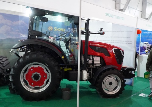 Tani, prosty i oczywiście z Chin. 74 tys. zł za 50 KM z kabiną i klimą