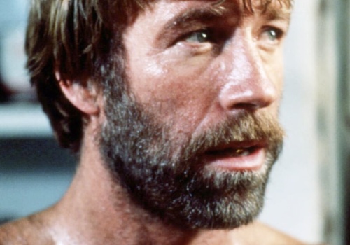 Chuck Norris nie żyje. Za te filmy go zapamiętamy