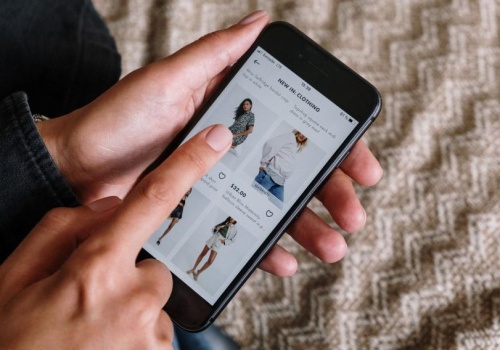 Miliony na koncie i brak firmy. KAS uderza w internetowego sprzedawcę ubrań