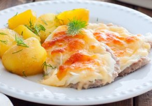 Kotlety schabowe robię bez panierki. Zalewam kremowym sosem i wychodzą soczyste, mięciutkie