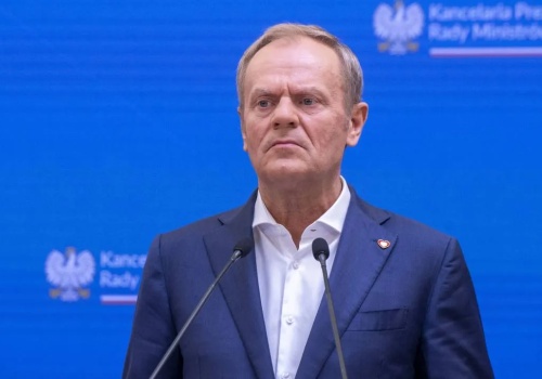 Młodzi pytają o zamykane porodówki. Tusk odpowiada kłamstwem. 