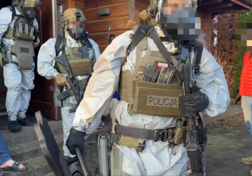 Stołeczni policjanci zlikwidowali laboratorium do produkcji narkotyków. Zabezpieczono 90kg środków psychoaktywnych. Dwóch obywateli Ukrainy usłyszało zarzuty