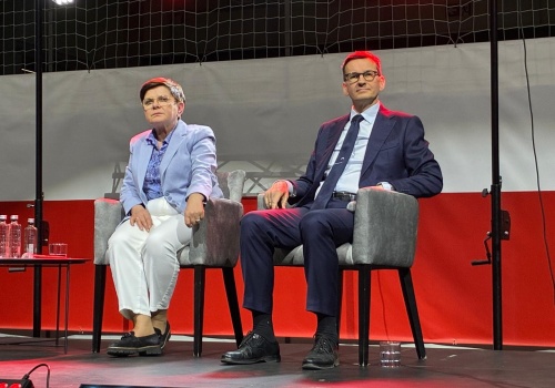 Spotkanie z byłymi premierami. Krytyka rządu, mocne hasła i przyśpiewki przy bębnie