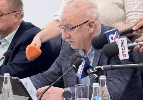 Miało być mniej, jest więcej. Rada powiatu podniosła pensję nowemu staroście