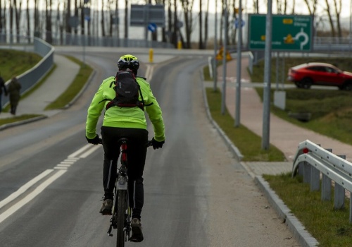 Czy rowerzysta może jechać ulicą, jeśli obok jest ścieżka rowerowa?