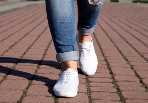 Lekkie, zgrabne i jakie wygodne - te tenisówki z Kik za 20 zł robią furorę. Co w Sinsay?