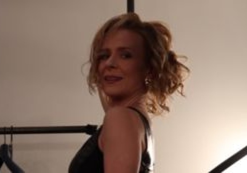 Szczuplutka Aneta Zając wdzięczy się niczym bogini w dopasowanej czarnej mini: 