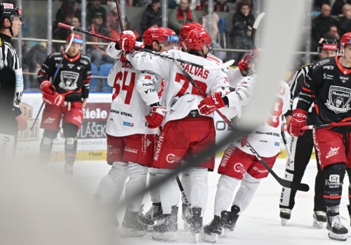 Rollercoaster emocji i druga wygrana w ćwierćfinałach! Teraz rywalizacja Stalowników i Hradca Kralowe przenosi się do Trzyńca