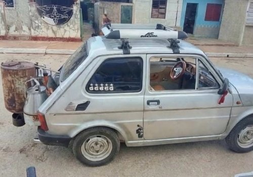 Polski Fiat 126p na węgiel drzewny. Kubańczyk znalazł sposób na kryzys paliwowy