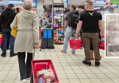 Sklepy doliczają specjalne opłaty. 