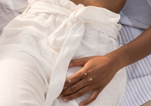 Polki ruszyły do Sinsay po te przewiewne spodnie z lnem - na lato sprawdzą się też te z Mango