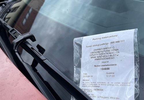 Kartka za parkowanie pod sklepem. Prawnik: 