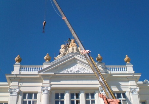 Powrót Temidy na szczyt piotrkowskiego Pałacu Sprawiedliwości