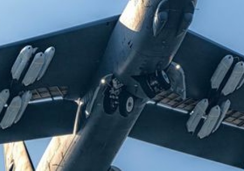 Spojrzeli pod samolot USA. 