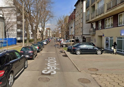 Zabarykadowali się z babcią w mieszkaniu. Napięcie rosło z minuty na minutę