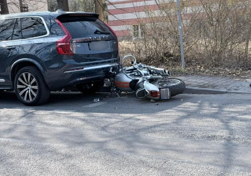 Motocyklem w zaparkowane przy ulicy Cervi Volvo