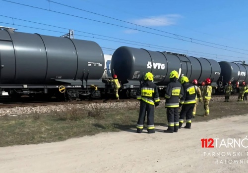 Wyciek z cysterny kolejowej w Woli Rzędzińskiej. Na miejsce zadysponowano liczne zastępy służb