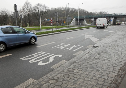 Motocyklem na buspas? Kierowcy wciąż nie wiedzą, kiedy to legalne