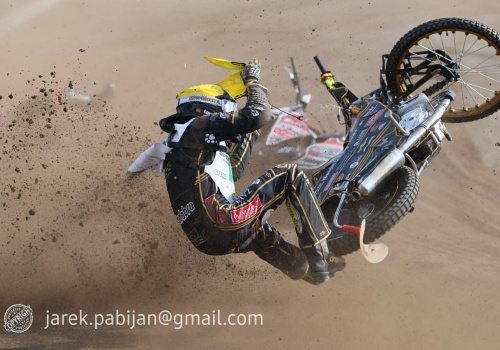 Żużel. Fatalny wypadek w Częstochowie! Zawodnik Włókniarza na noszach! (ZDJĘCIA)