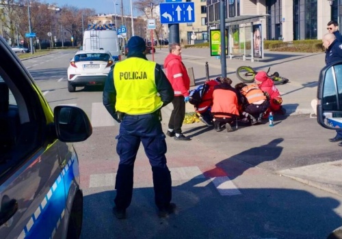 Potrącenie rowerzysty w Śródmieściu. Przyczyny wypadku bada policja