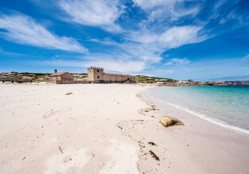 Ukryty skarb Hiszpanii. Ta wyspa to bajkowe plaże i legendy o piratach