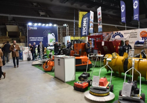 Te maszyny same karmią i ogarniają oborę. Rolnicy przecierają oczy