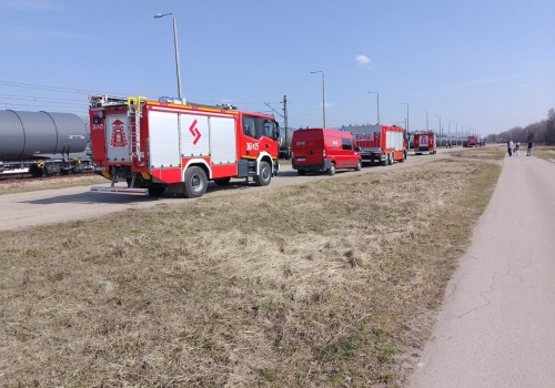 Poranna interwencja strażaków przy cysternach kolejowych w Woli Rzędzińskiej