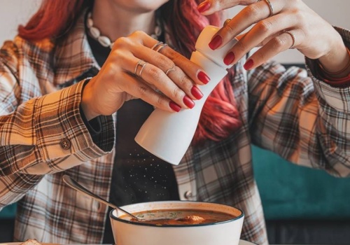 Nagła ochota na słone przekąski? Organizm daje ci ważny znak