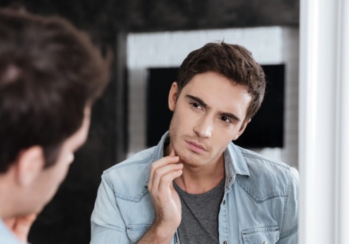 Młotek w szczękę i operacje wydłużania nóg. Oto świat looksmaxxingu